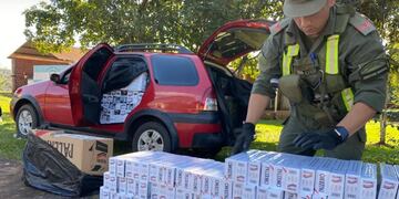 Incautan 12.500 atados de cigarrillos de origen extranjero en operativo vial en Puerto Iguazú.
