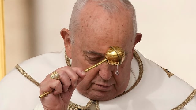 El papa Francisco rocía agua bendita mientras celebra la misa del Domingo de Pascua en la plaza de San Pedro del Vaticano.
