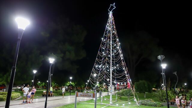 En San Rafael ornamentaron las principales plazas y paseos públicos con pinos gigantes de Navidad.