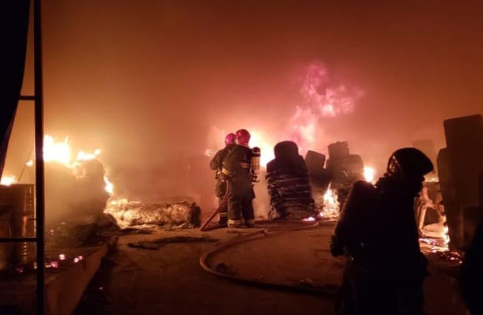 Video: un voraz incendio se desató en un depósito de piscinas de Córdoba