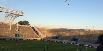 Un hombre pasó en paramotor sobre el Estadio Único de San Nicolás durante el primer tiempo del encuentro con Sarmiento de Junín. (@MartinezJenniOK)