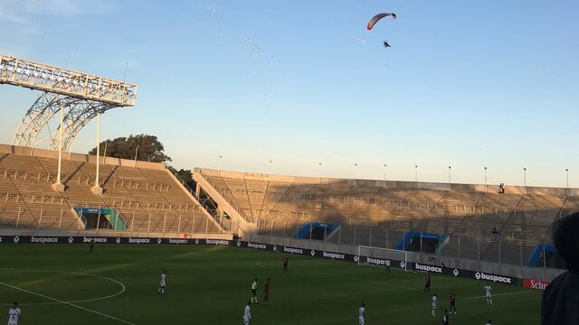 Un hombre pasó en paramotor sobre el Estadio Único de San Nicolás durante el primer tiempo del encuentro con Sarmiento de Junín. (@MartinezJenniOK)