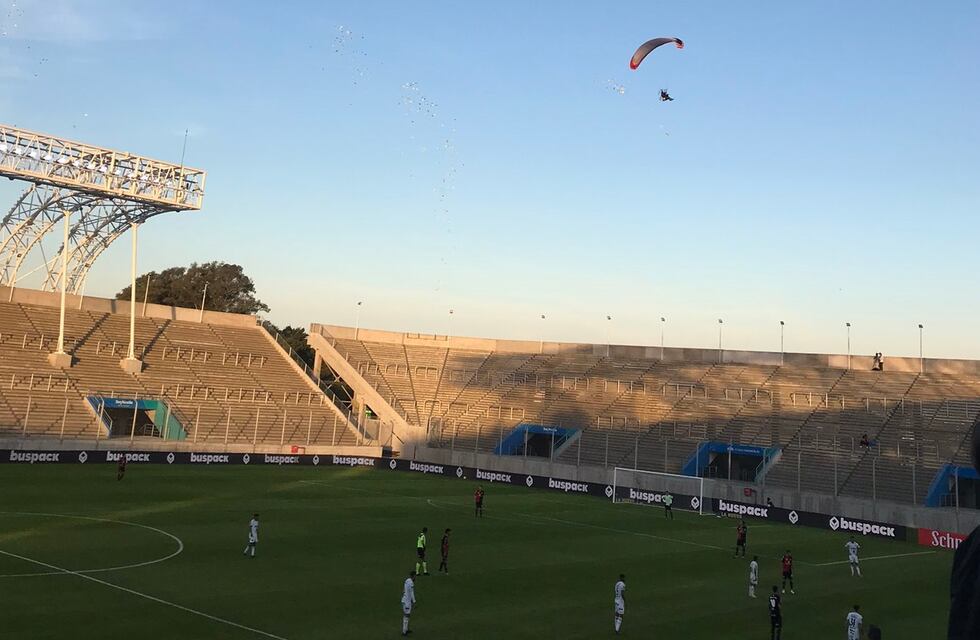 En parapente tiraron panfletos del clásico rosarino mientras jugaba Newell’s