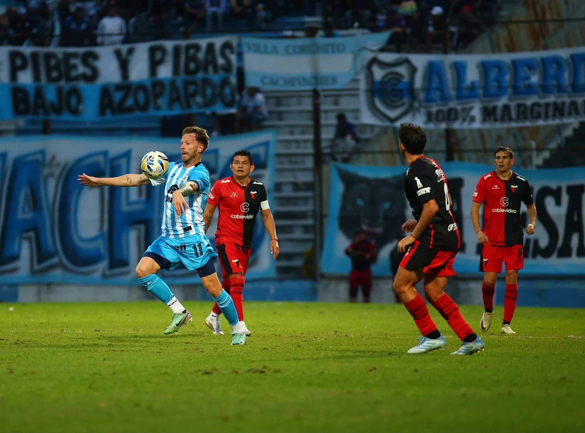 Cristian "Polaco" Menéndez, autor del primer gol de los cuatro que festejó el equipo jujeño, domina la pelota. Atrás, Luis Miguel "Pulga" Rodríguez, espectador privilegiado de la maniobra.
