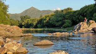 Cosquín: con el Cerro Pan de Azúcar en el horizonte, los paisajes en esa zona del Valle de Punilla atraen a un público que valora la tranquilidad serrana.