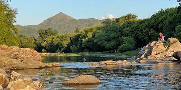 Cosquín: con el Cerro Pan de Azúcar en el horizonte, los paisajes en esa zona del Valle de Punilla atraen a un público que valora la tranquilidad serrana.