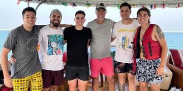 Julián Álvarez fue invitado por Batistuta para navegar por las aguas de Doha.