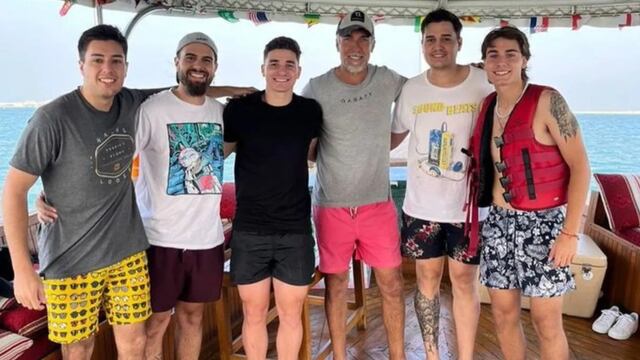 Julián Álvarez fue invitado por Batistuta para navegar por las aguas de Doha.