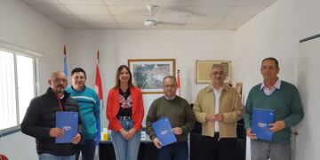 Autoridades en la firma de convenios para realizar obras en Bicha - Bigand y Bella Italia