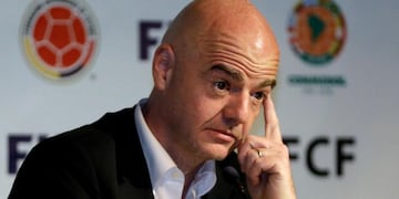 Infantino pidió que los jugadores puedan viajar con sus selecciones.