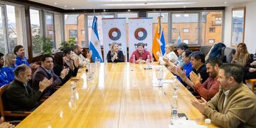 Melella firmó una nueva recomposición salarial con los escalafones secos y húmedos