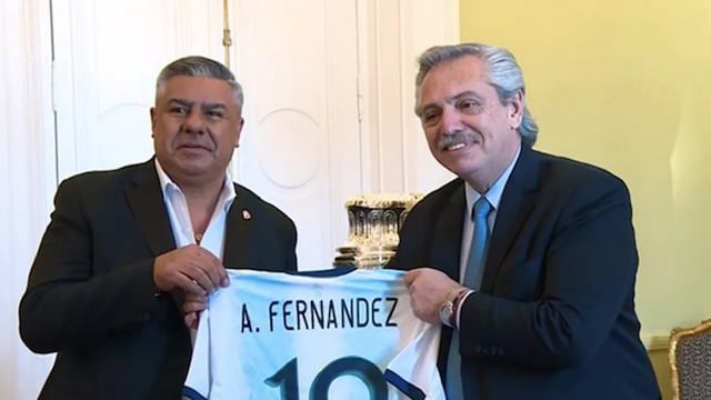Alberto Fernández y Claudio "Chiqui" Tapia, presidente de la AFA (Foto de archivo)