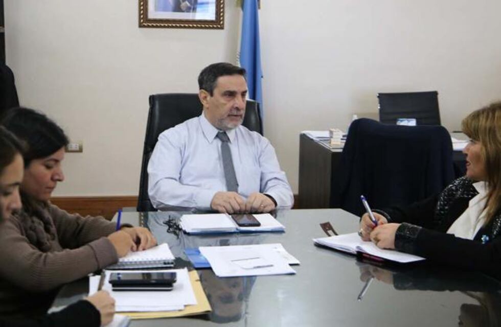 El ministro de salud Medina Ruiz, se reunió con la directora de Enfermería del Siprosa, Norma Iglesias