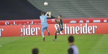 El Perro Auzqui y su definición ante la salida de Andújar, para el 2-0 del Talleres que volvió a la cima (Javier Ferreyra / La Voz).