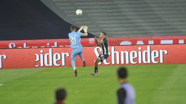 El Perro Auzqui y su definición ante la salida de Andújar, para el 2-0 del Talleres que volvió a la cima (Javier Ferreyra / La Voz).