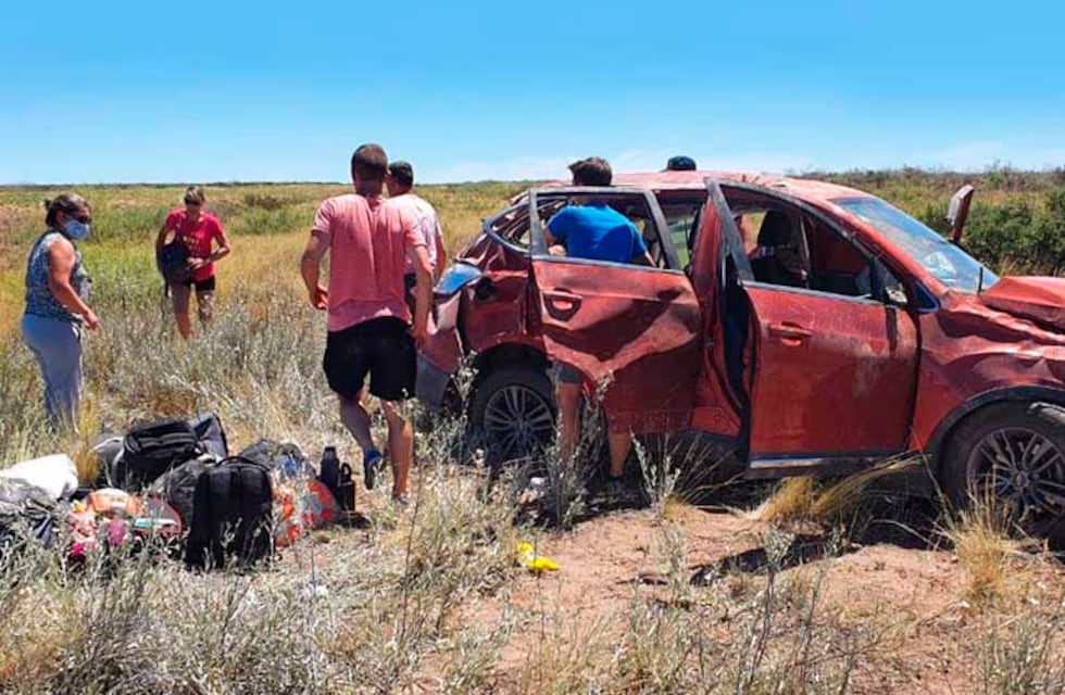 Una familia santafesina que iba a Neuquén volcó en La Pampa y falleció un joven