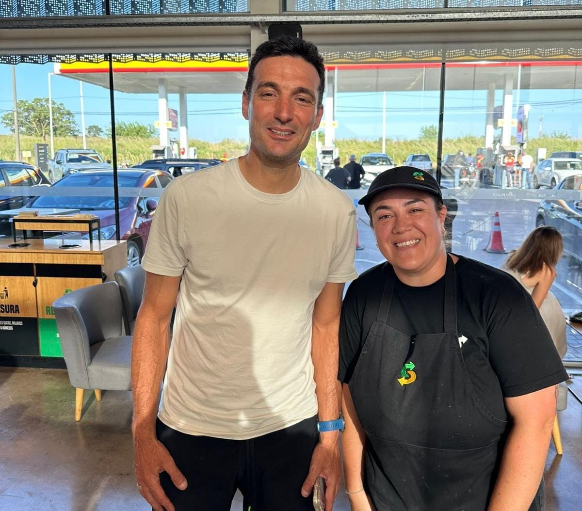 La presencia del entrenador en la ciudad se hizo visible a través de los empleados de la Shell de Galindo.