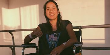 La odisea que vive una joden en silla de ruedas para tomar un colectivo en Córdoba.