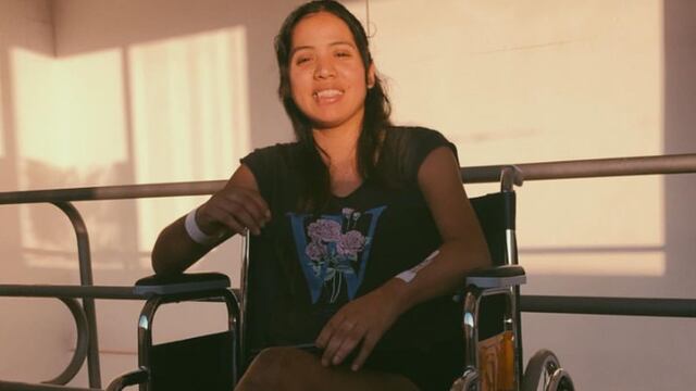 La odisea que vive una joden en silla de ruedas para tomar un colectivo en Córdoba.