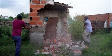 Cuatro detenidos y un búnker derribado tras seguir una pista en barrio Tío Rolo.