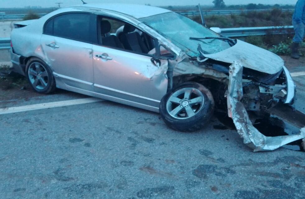 Autopista 19: fuerte choque donde un automóvil impactó desde atrás a un camión
