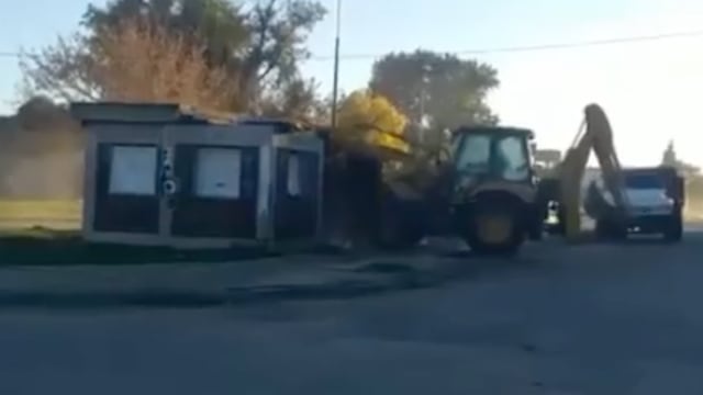 El municipio demolió un kiosco en el barrio Pedro Burgos