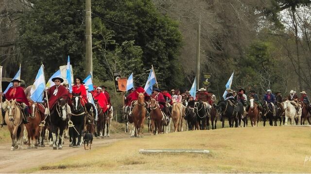 Cabalgata por Güemes y Belgrano en Arroyito