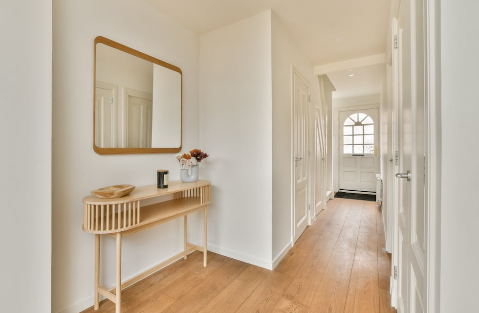 Por qué no hay que poner espejos frente a la puerta de entrada de la casa, según el Feng Shui