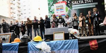 En el escenario colocaron cascos de bomberos en homenaje a la tarea de rescatistas.