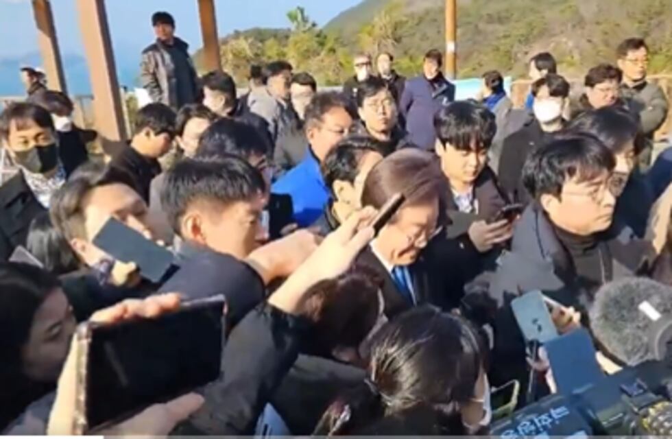 El instante en el que es apuñalado en el cuello el líder opositor de Corea del Sur