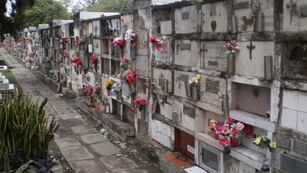 El feto estaba dentro de una botella envuelto en una cinta en un cementerio de Chaco.