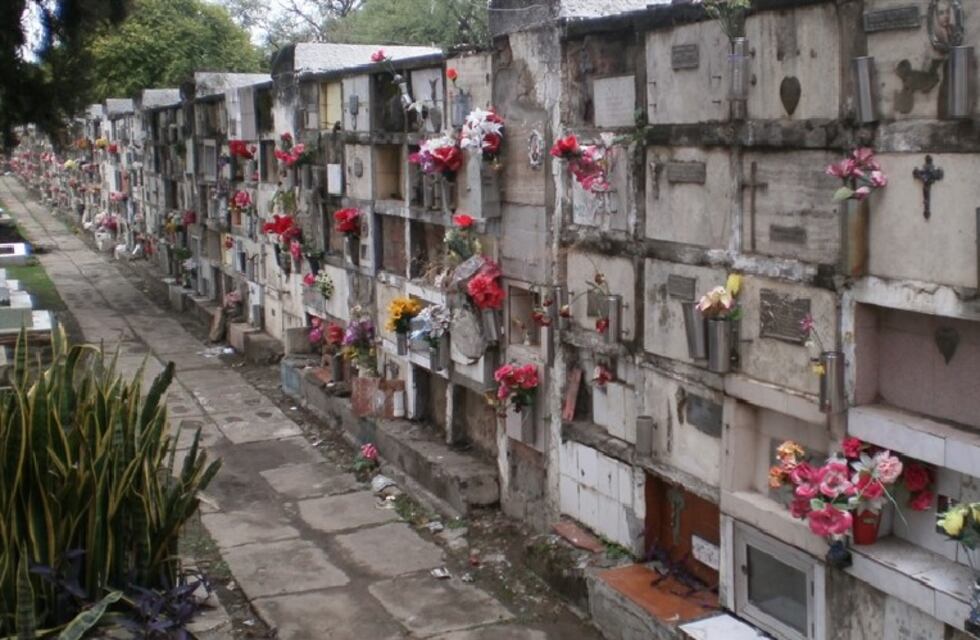 Espeluznante hallazgo en un cementerio chaqueño: un feto dentro de una botella de plástico