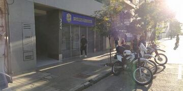 Asaltaron y apuñalaron a un joven en avenida Olmos.