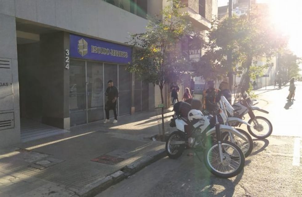 Insólito: robaron en un departamento del Centro, no podían salir y el dueño les tuvo que abrir