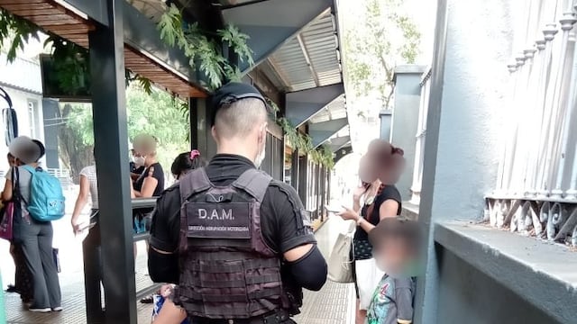 Olvidó a su hijo de 7 años en una parada de colectivos en Posadas.