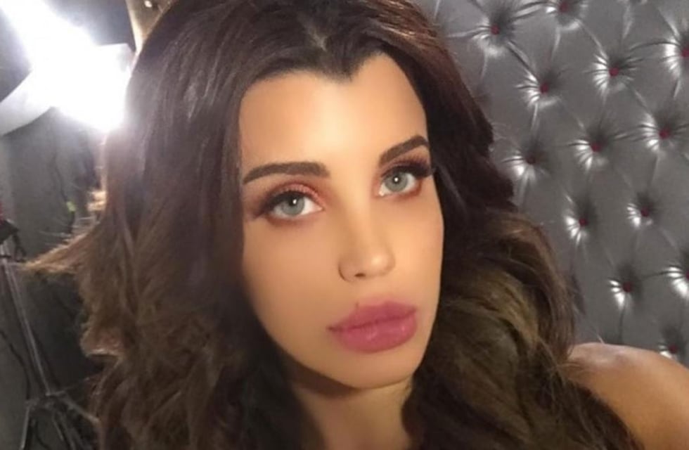 Charlotte Caniggia apostó al total black: top, short y “tanga a la vista”