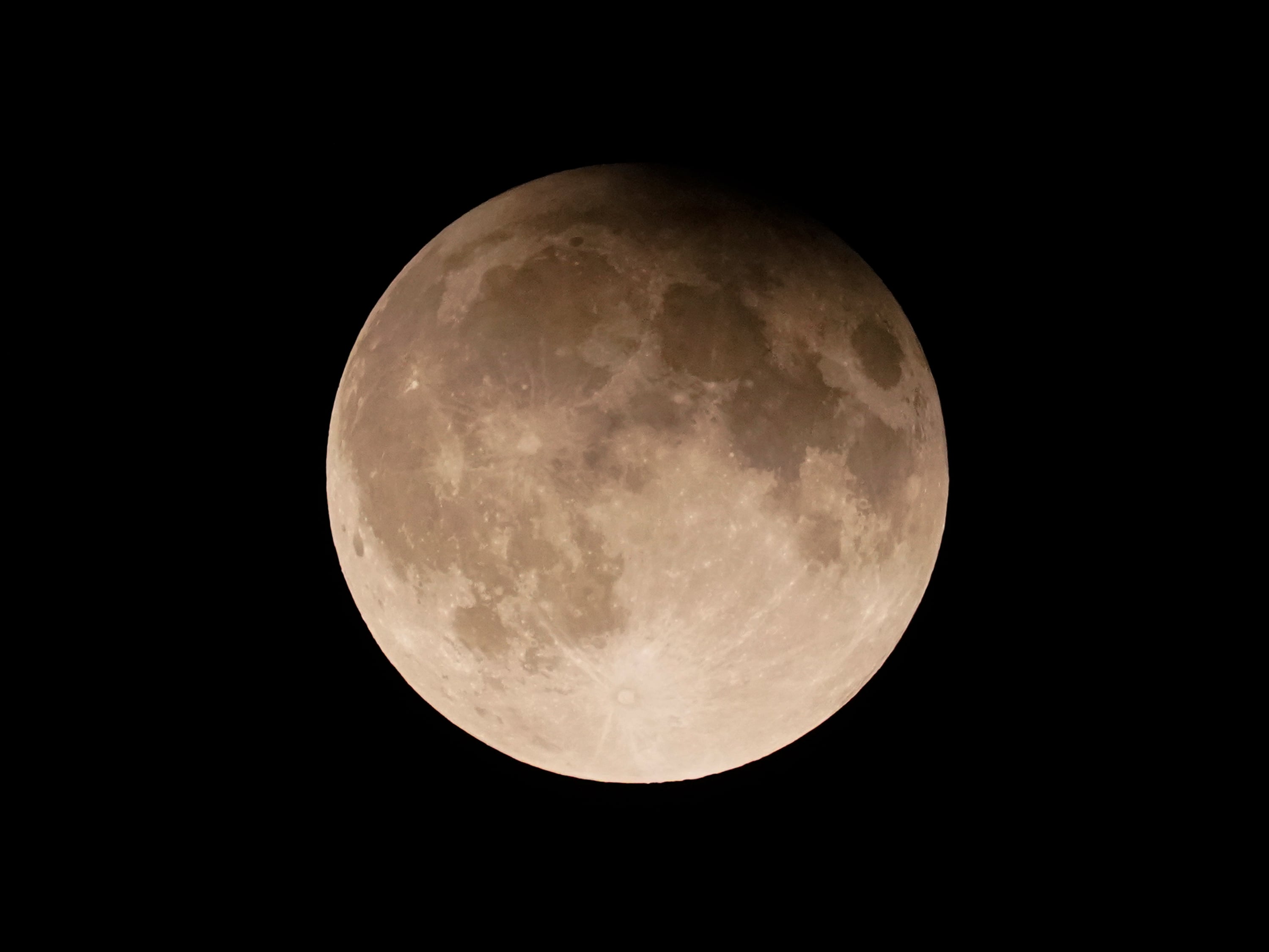 ARCHIVO - Una superluna con eclipse lunar parcial se eleva sobre el lago Michigan en Chicago, el 17 de septiembre de 2024. (AP poto/Kiichiro Sato, archivo)