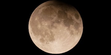 ARCHIVO - Una superluna con eclipse lunar parcial se eleva sobre el lago Michigan en Chicago, el 17 de septiembre de 2024. (AP poto/Kiichiro Sato, archivo)