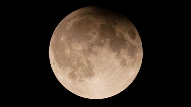 ARCHIVO - Una superluna con eclipse lunar parcial se eleva sobre el lago Michigan en Chicago, el 17 de septiembre de 2024. (AP poto/Kiichiro Sato, archivo)