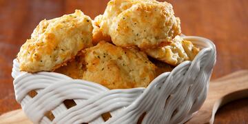 Cómo hacer los bizcochos de queso crujientes de Maru Botana.