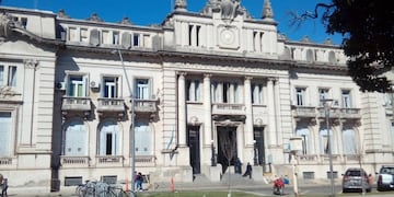 La inspección comenzó este lunes al mediodía en el edificio ubicado frente a la Plaza San Martín de la ciudad capital.