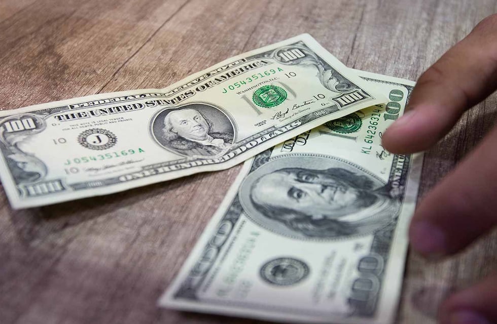 En la última rueda del año, el dólar blue retrocede $4 y se vende a $346