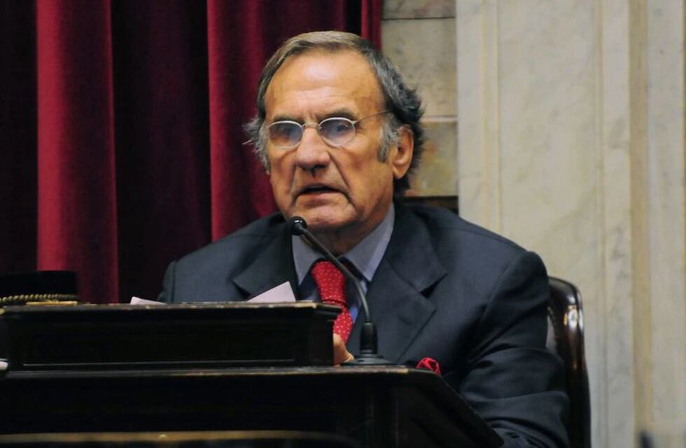 Carlos Reutemann fue operado para diagnosticar y tratar su hemorragia digestiva