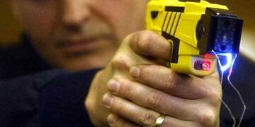 Las pistolas Taser son armas consideradas no letales. (AP)