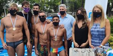 Autoridades municipales premiaron a nadadores en el complejo de piletas del Parque Alem. (@alejandra_mattheus)