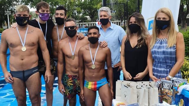 Autoridades municipales premiaron a nadadores en el complejo de piletas del Parque Alem. (@alejandra_mattheus)