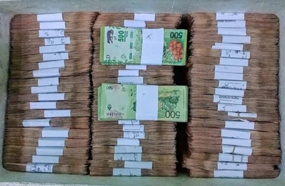 Transportaba 14 millones de pesos, fue detenido y habría vinculado el dinero a un político