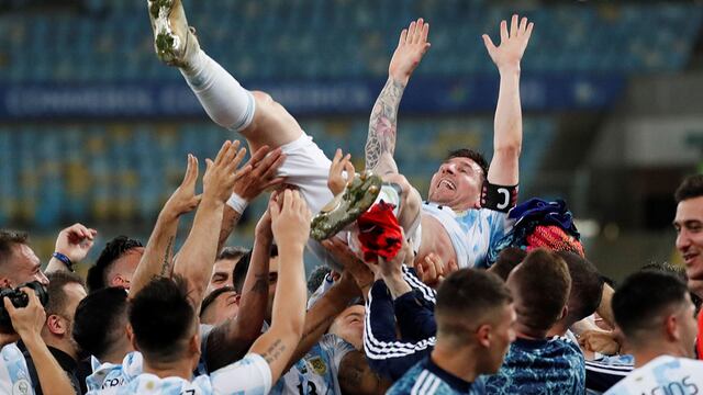Messi volando por la obtención de la Copa América 2021. (Foto: Archivo)