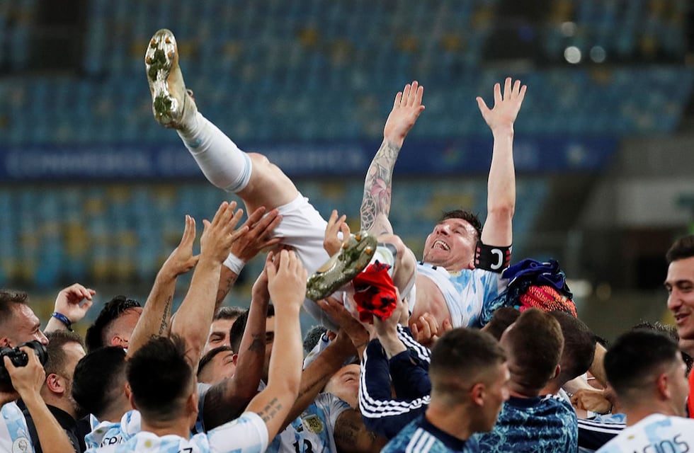 Mundial de Futsal: Lionel Messi festejó que Argentina le ganó a Brasil con una foto desde el sillón