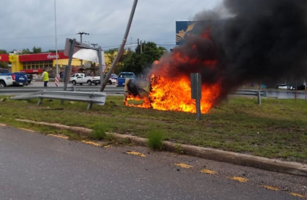 El video de la “espectacular persecución” que terminó con un auto incendiado en Calera